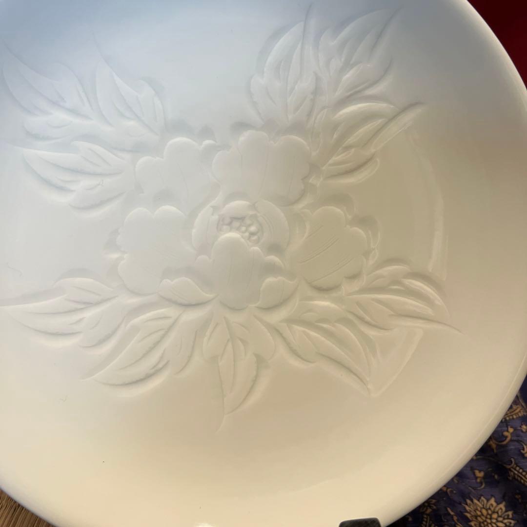 名工　中尾恭純作　白磁牡丹文皿立付き
