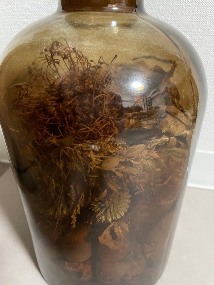 ドライフラワー入りブラウンガラスビン