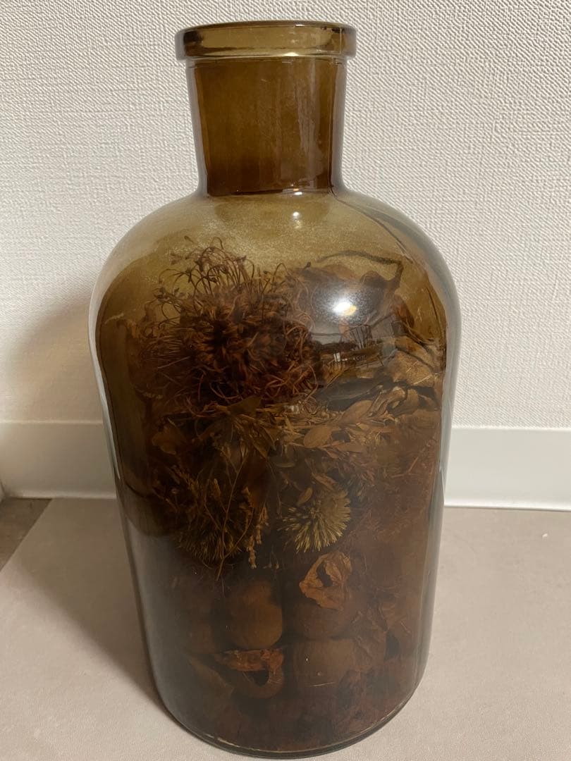 ドライフラワー入りブラウンガラスビン