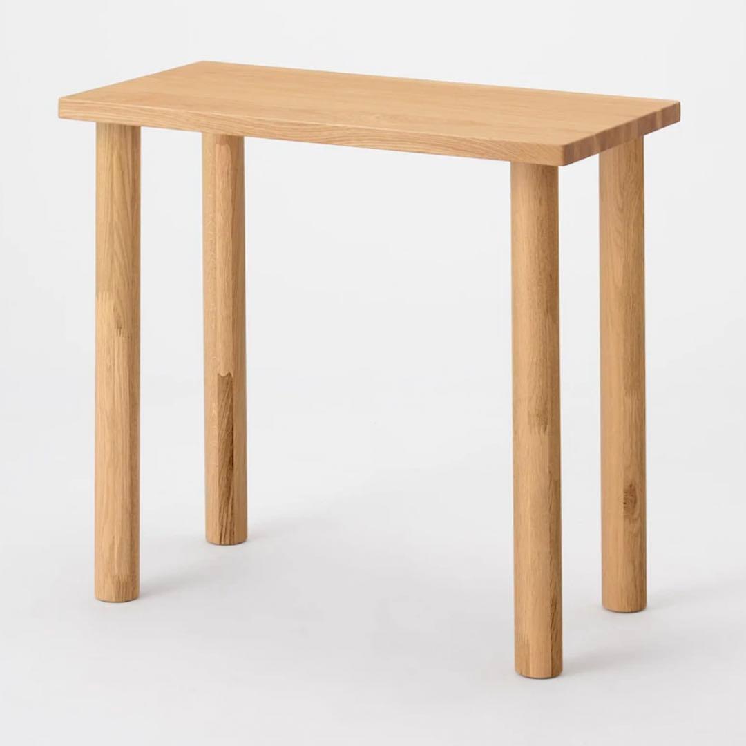 板と脚でできた家具 木製テーブル