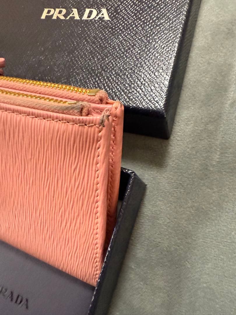 Sora.　PRADA 二つ折り財布 ピンク 牛革サフィアーノ