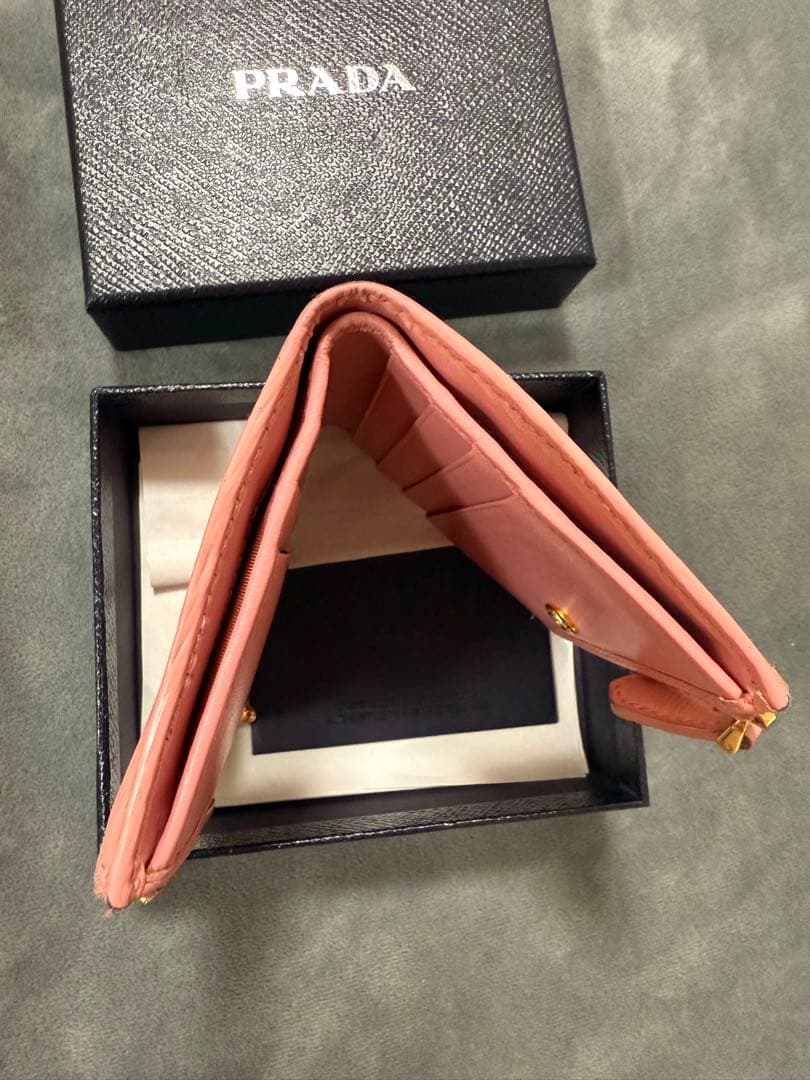 Sora.　PRADA 二つ折り財布 ピンク 牛革サフィアーノ