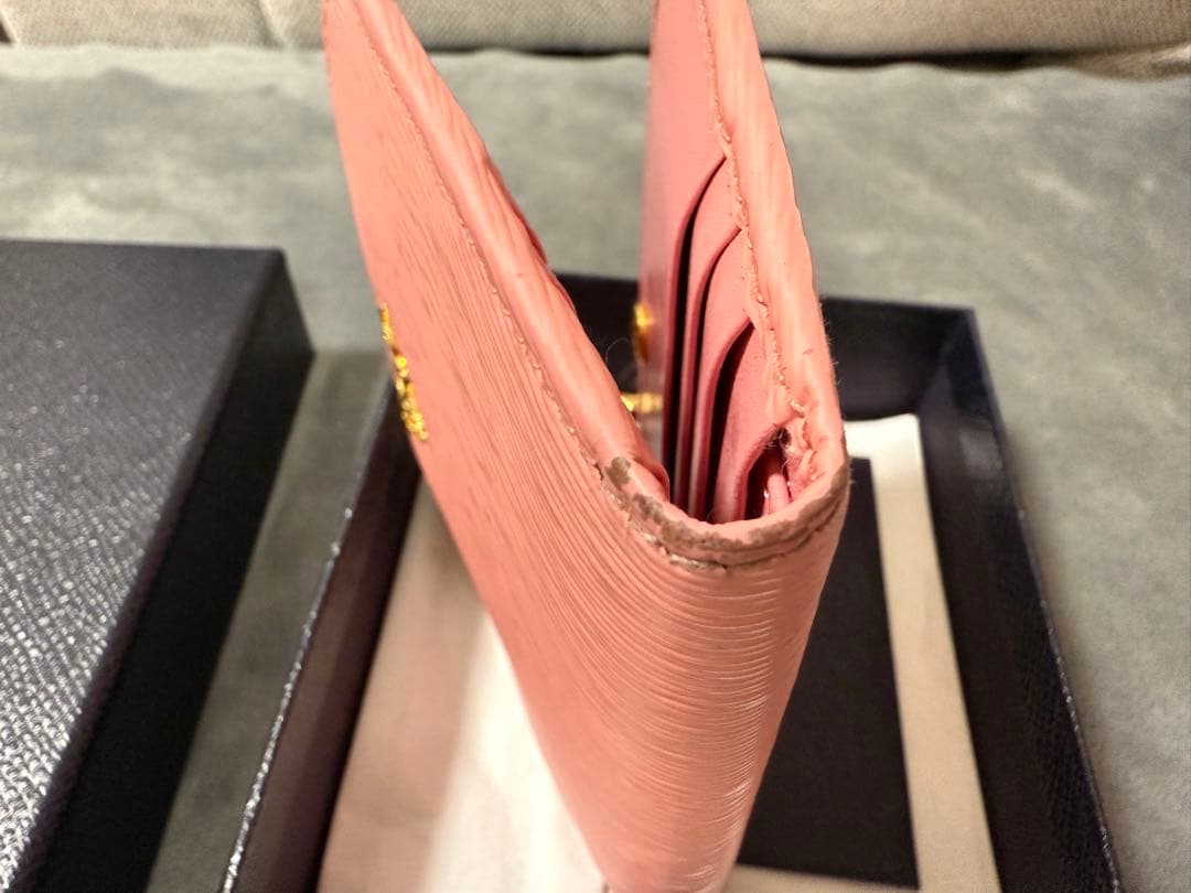 Sora.　PRADA 二つ折り財布 ピンク 牛革サフィアーノ