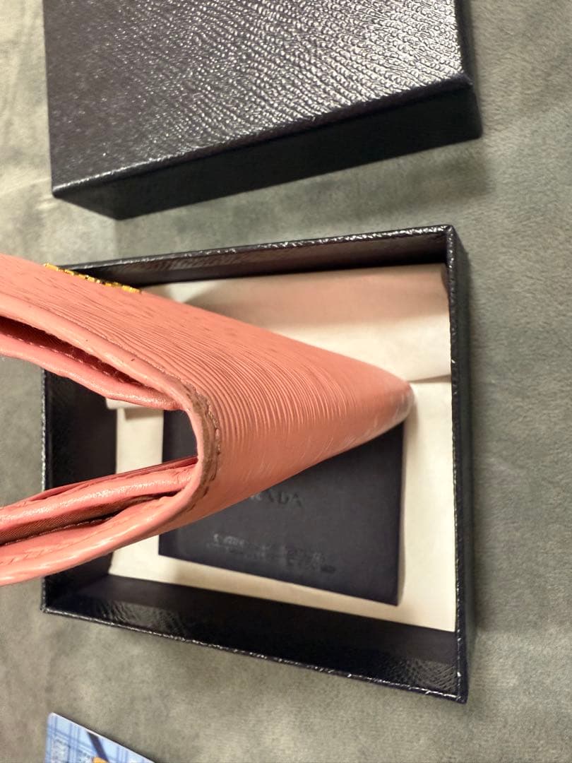 Sora.　PRADA 二つ折り財布 ピンク 牛革サフィアーノ