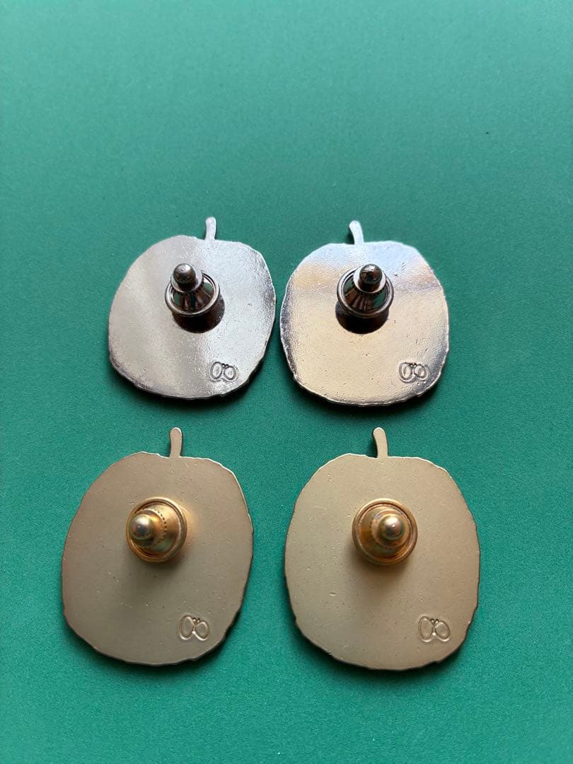 ミナペルホネン　mela リンゴ の ピンバッジ 4個