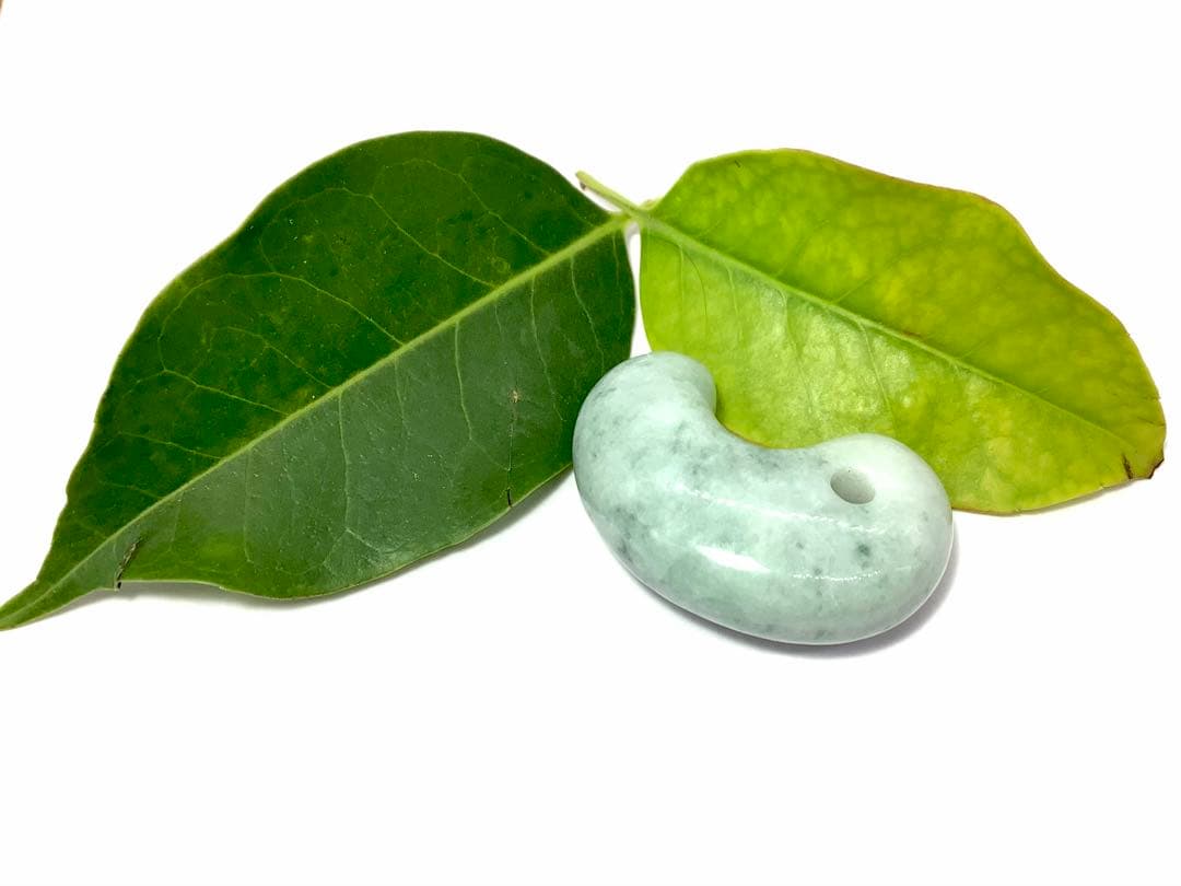 ⭕️高価な氷種　糸魚川翡翠勾玉*ジェダイト　10万円以下ではありません‼️ 鑑定済み