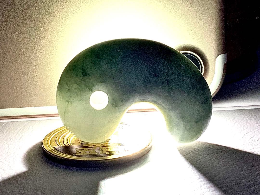 ⭕️高価な氷種　糸魚川翡翠勾玉*ジェダイト　10万円以下ではありません‼️ 鑑定済み