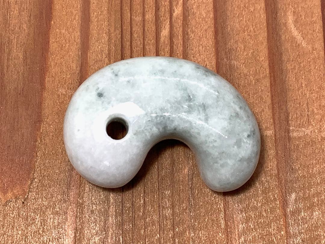 ⭕️高価な氷種　糸魚川翡翠勾玉*ジェダイト　10万円以下ではありません‼️ 鑑定済み