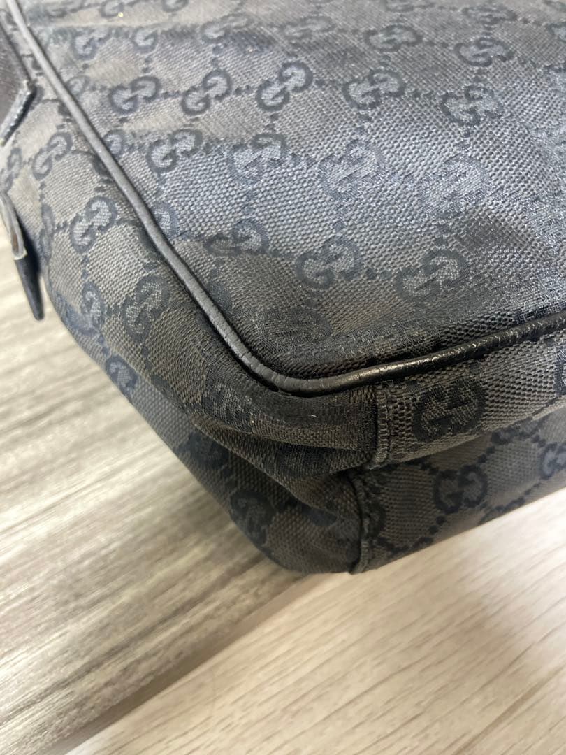 GUCCI ショルダーバッグ　GG柄　キャンバス　黒　斜め掛け　ロゴプレート