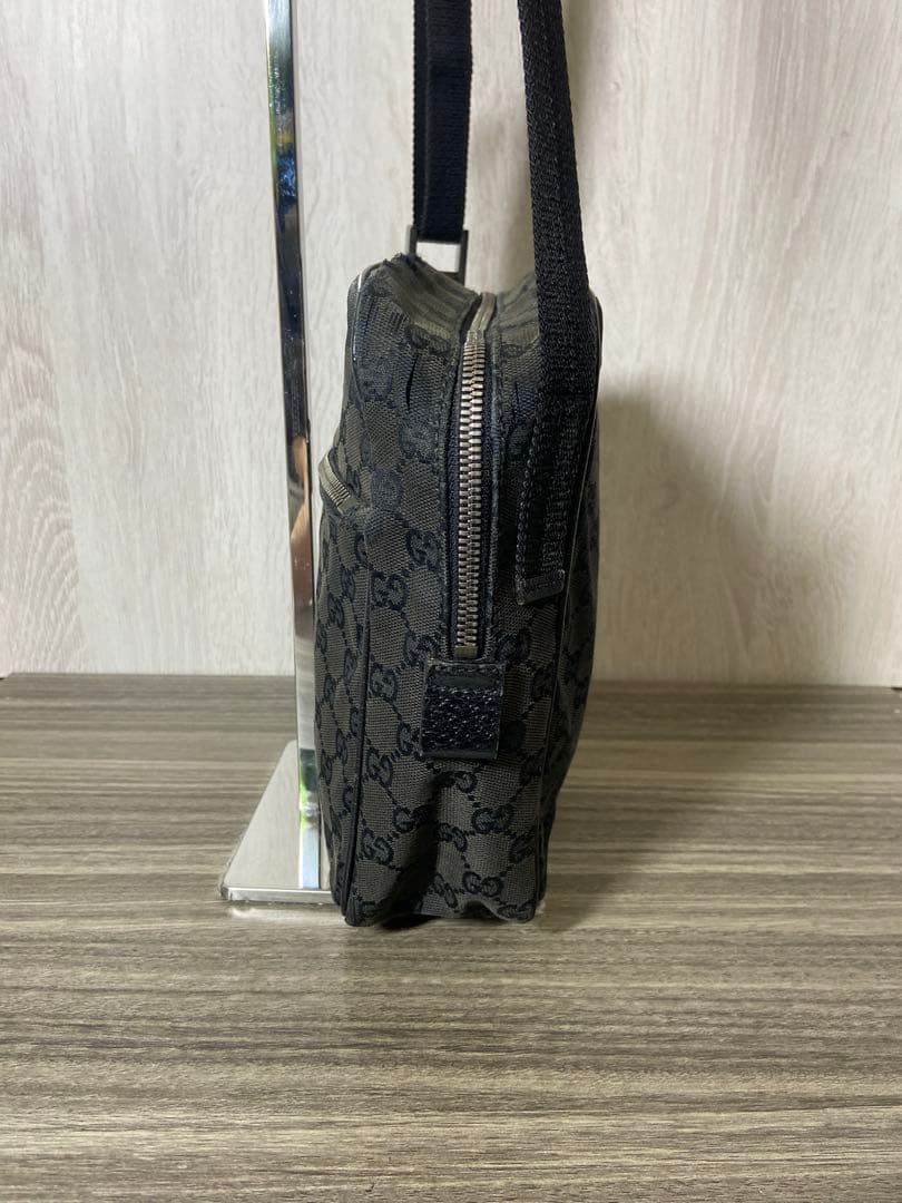 GUCCI ショルダーバッグ　GG柄　キャンバス　黒　斜め掛け　ロゴプレート