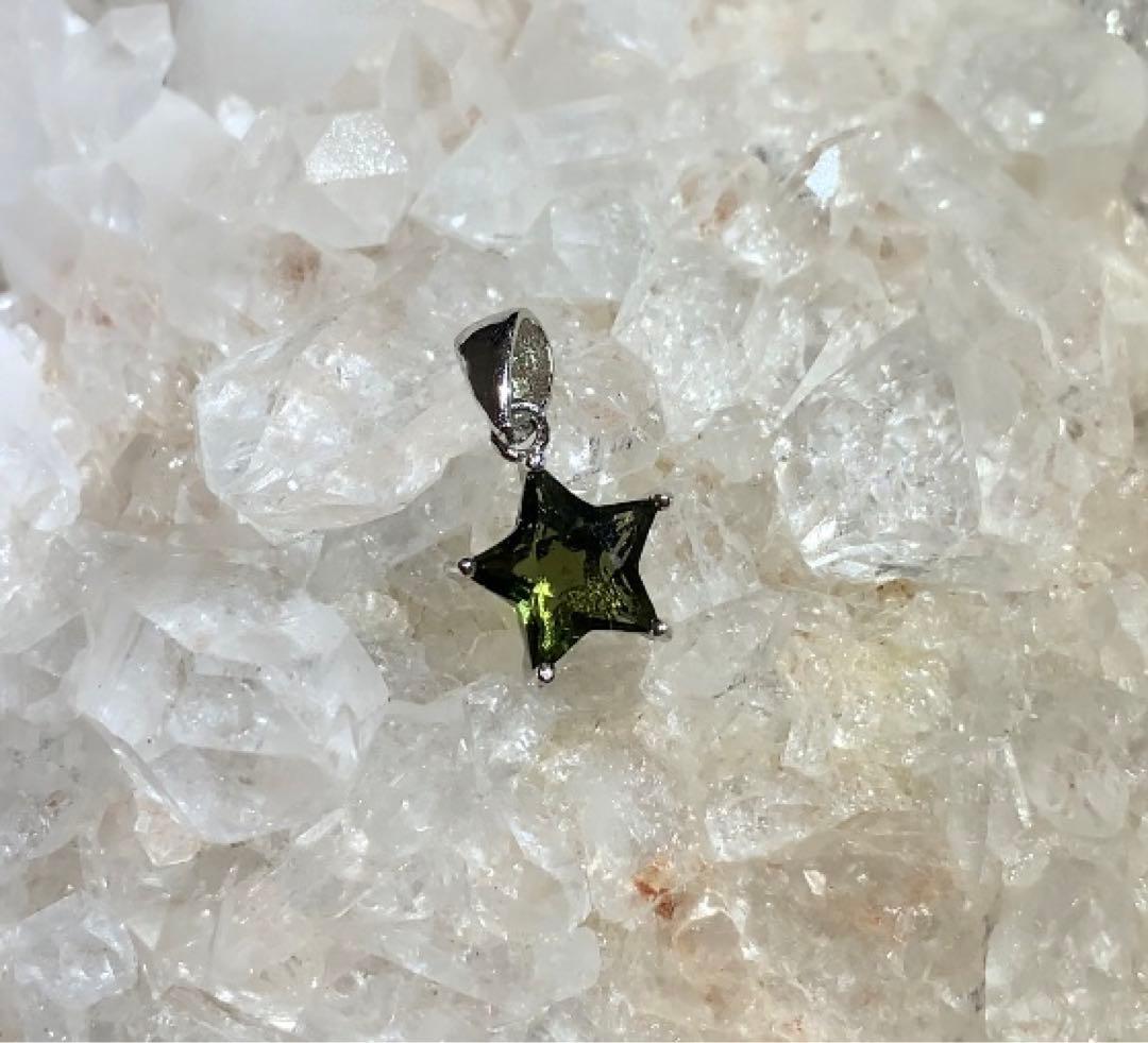 7日まで特価にて❣️★高品質★ モルダバイト　星型　ペンダントトップ