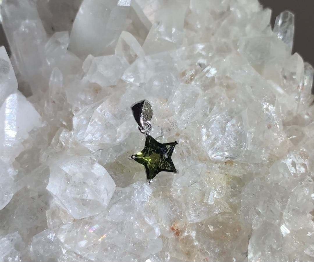 7日まで特価にて❣️★高品質★ モルダバイト　星型　ペンダントトップ