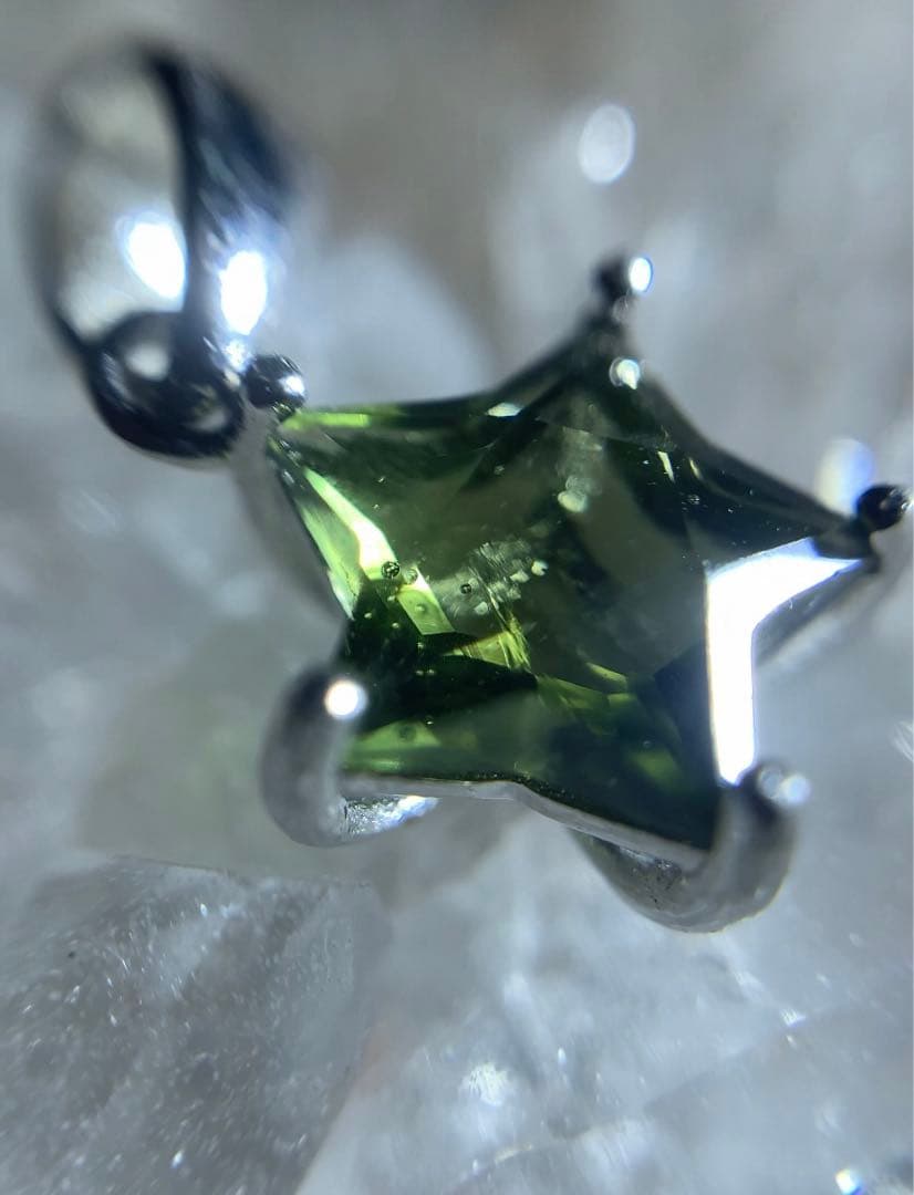 7日まで特価にて❣️★高品質★ モルダバイト　星型　ペンダントトップ