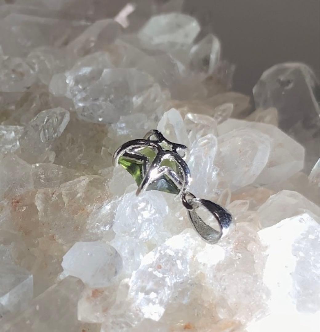 7日まで特価にて❣️★高品質★ モルダバイト　星型　ペンダントトップ