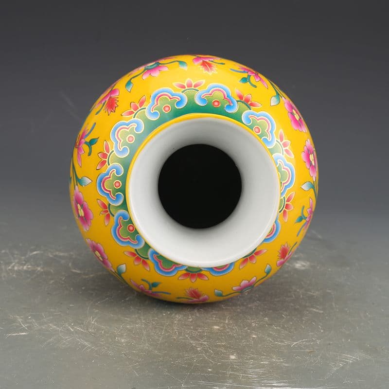 黄地琺瑯彩纏枝紋花瓶 景徳鎮 陶磁器 装飾品 現代工芸品 美術品 置物