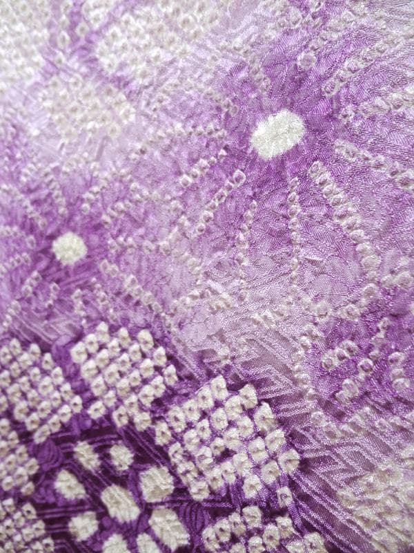 淡い紫色の絞りに牡丹や花々　振袖