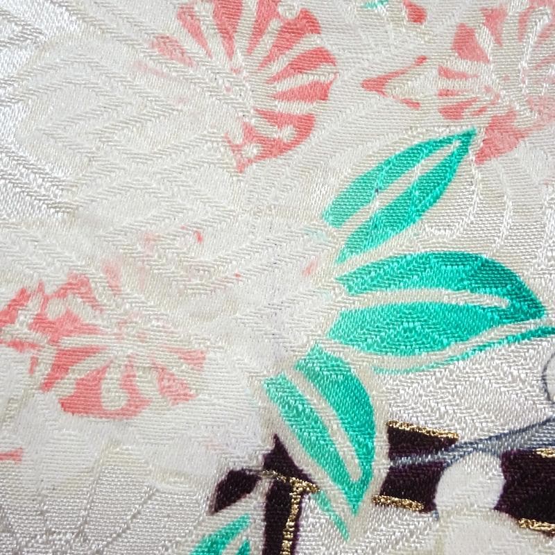 淡い紫色の絞りに牡丹や花々　振袖