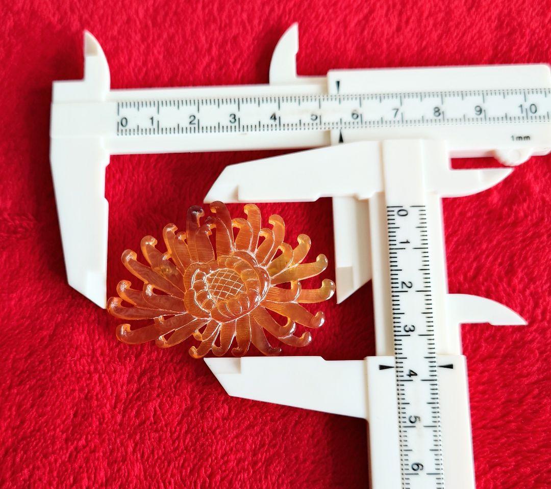 ヴィンテージ ブローチ 本鼈甲 彫刻 菊の花 モチーフ D32