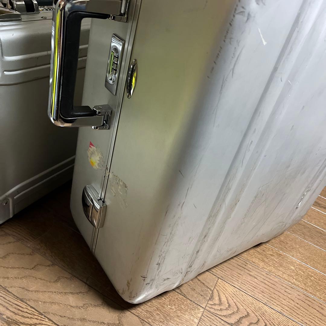 【廃盤品】頑丈です！シンプル構造　ゼロハリバートン　アルミ製キャリーケース