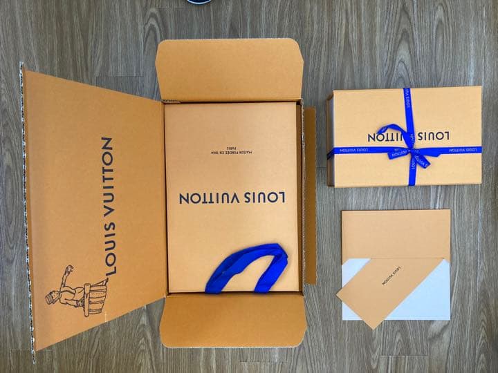 100% 新品未開封ですが,超豪華なルイヴィトンポストカード 梱包お箱
