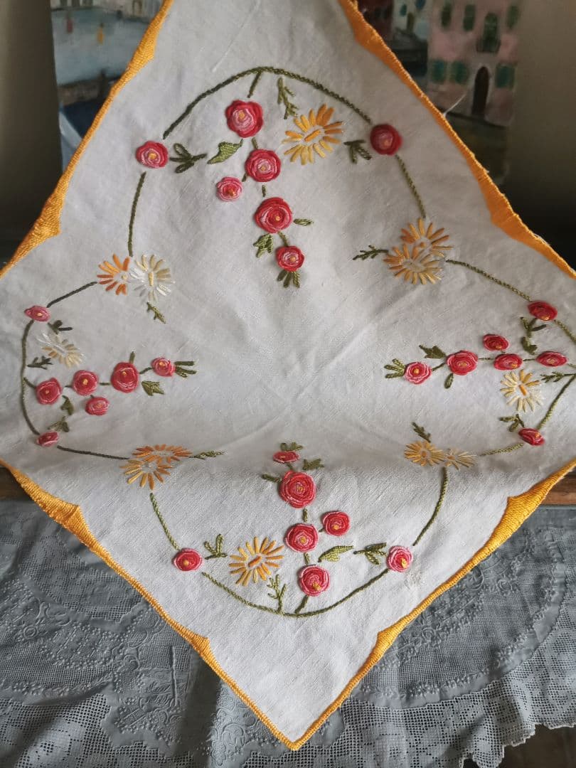 アンティークフランス 赤ピンク バリオンローズステッチ 橙西洋菊 リネンドイリー