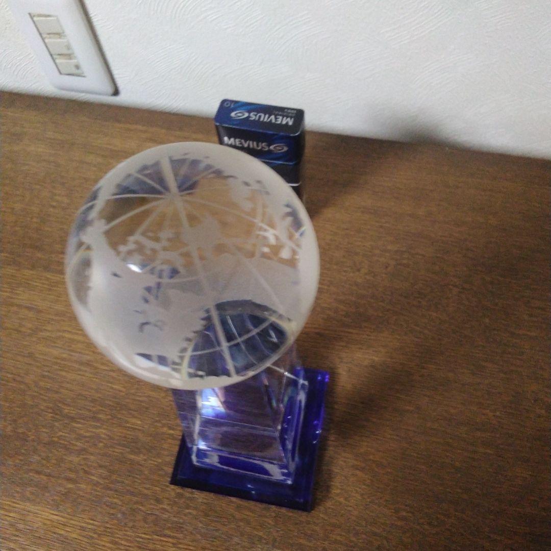 クリスタルガラスのアート作品 オベリスクの先頭に地球儀があります。