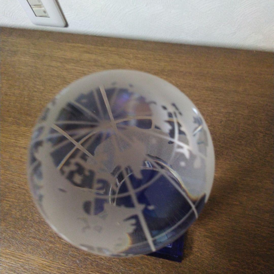 クリスタルガラスのアート作品 オベリスクの先頭に地球儀があります。