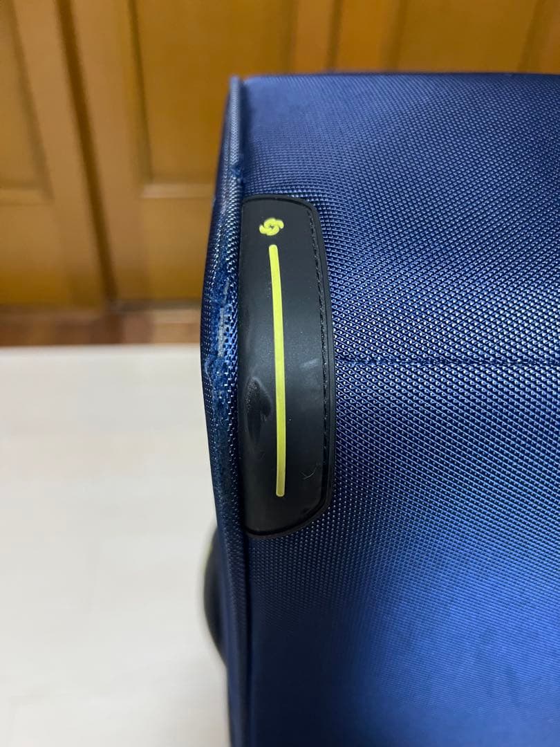 【超軽量】サムソナイト スーツケース ストラリウム スピナー Mサイズ