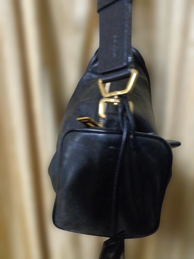 プラダ　黒 レザー ハンドバッグ ゴールド金具