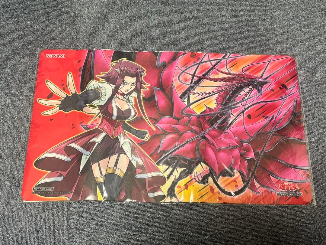 十六夜アキ & ブラックローズドラゴン プレイマット