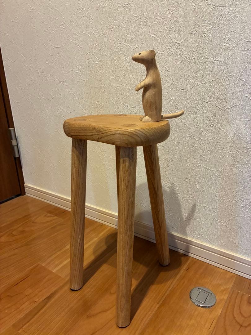 可愛いオコジョて栗のロースツール