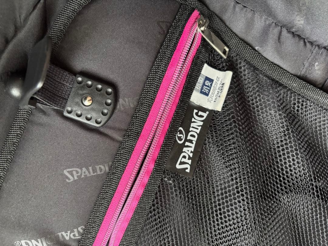 黒とピンクの中型キャリーケース