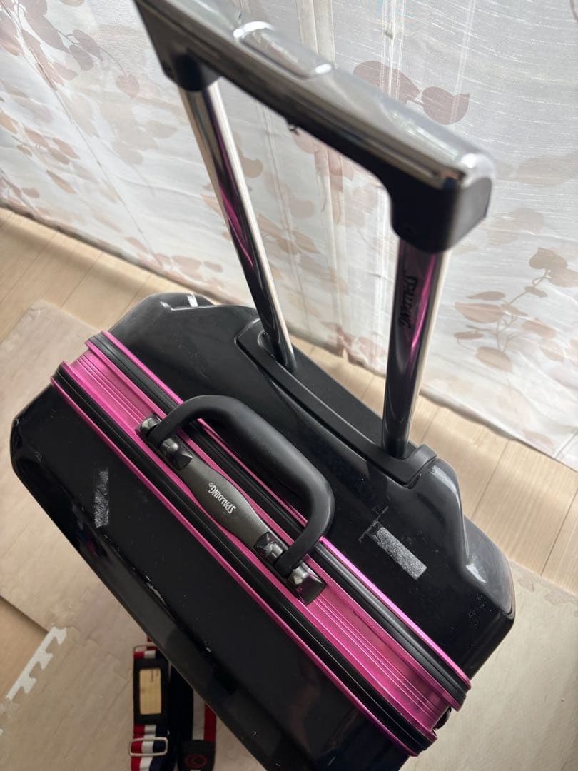 黒とピンクの中型キャリーケース