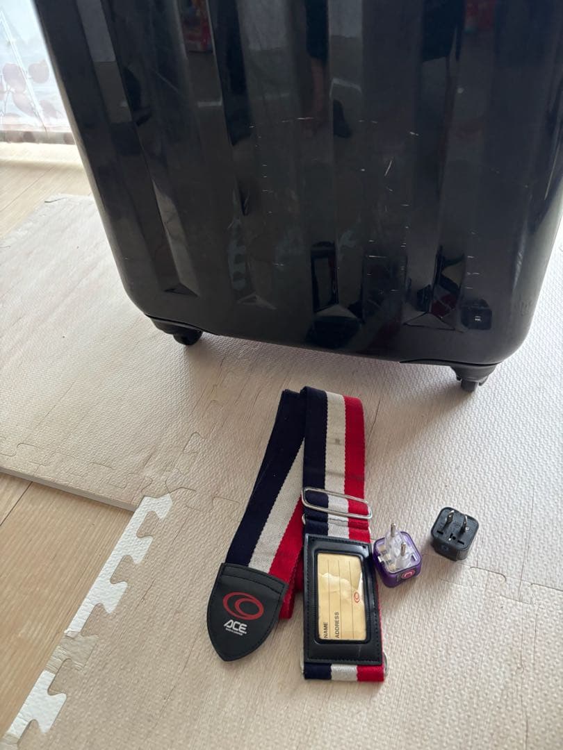 黒とピンクの中型キャリーケース