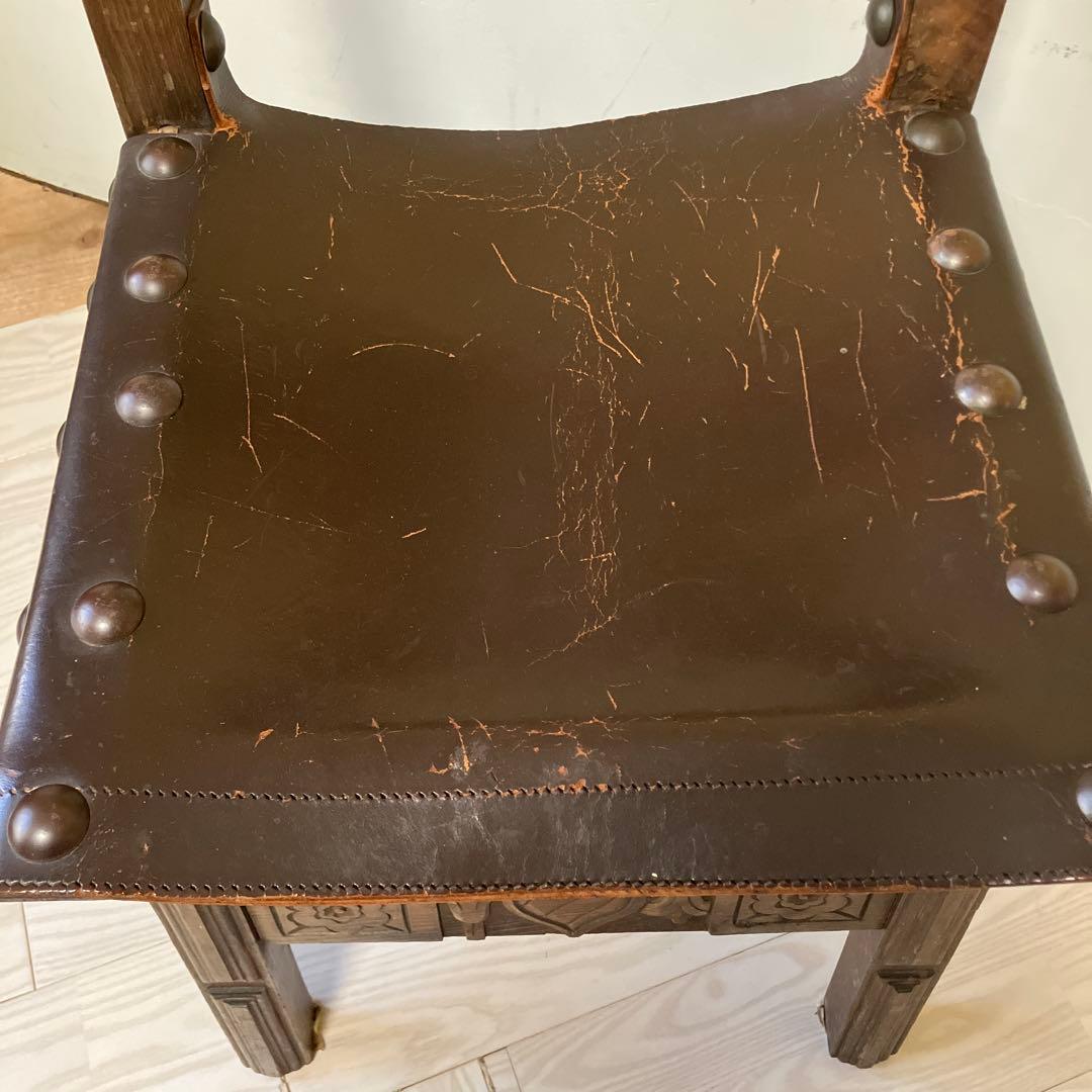 アンティーク彫刻入りダークブラウン木製椅子イギリスヴィンテージスタッズレザー