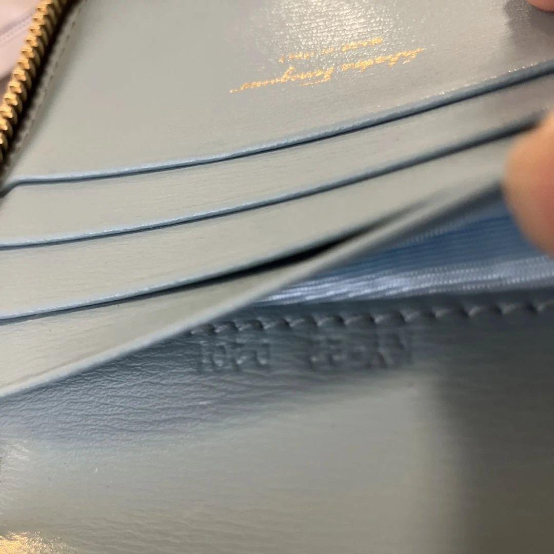 未使用に近い　フェラガモ折り財布