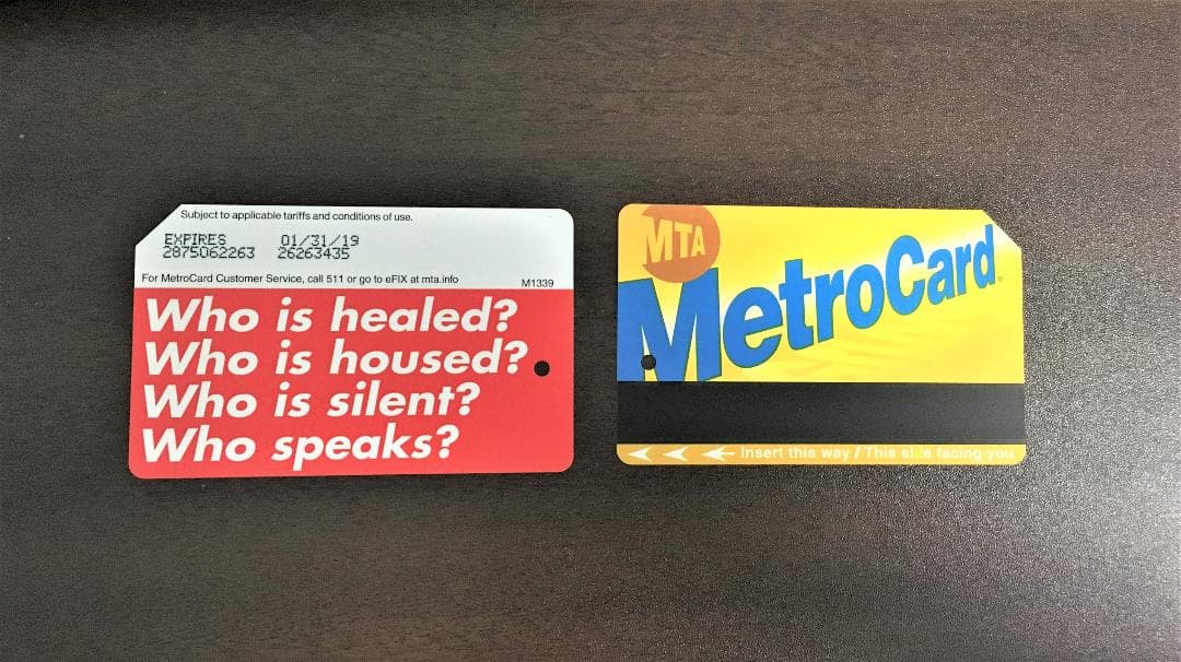 Supreme ロゴ元ネタ作者バーバラ・クルーガーが手がけたNYメトロカード