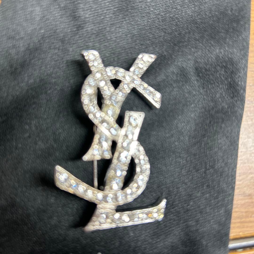 YSL ロゴ ブローチ シルバー クリスタル