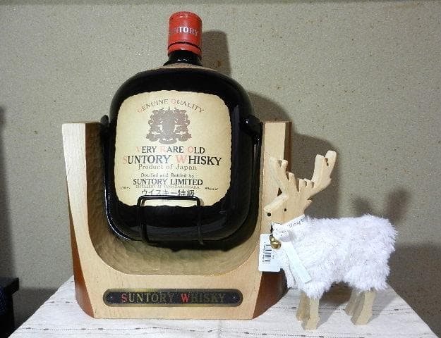 木製台座のブランコに取り付けられた特大４０００ｍｌオールドのボトル（希少品）