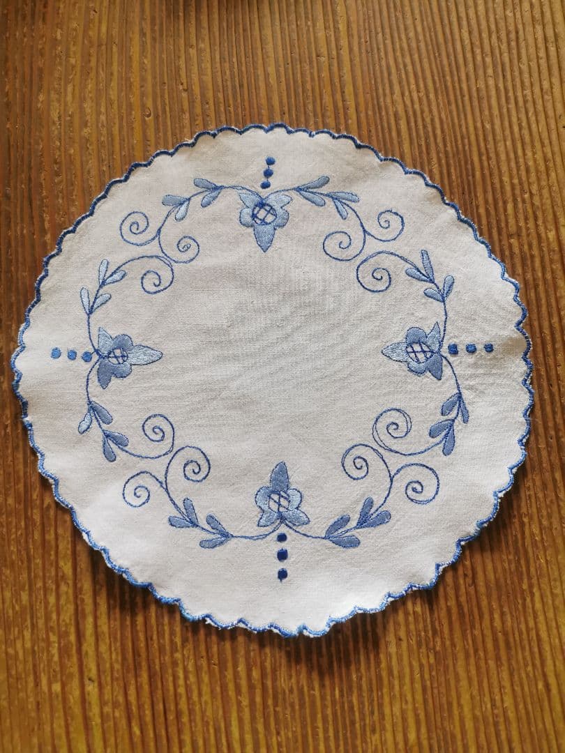 アンティークフランス デルフトブルー風 青糸手刺繍 スカラップリネンドイリー