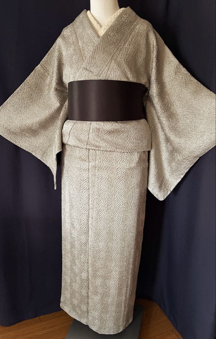 【小紋】藤娘きぬたや　杢目絞り　極上たたき柄生地　薄い抹茶色　しつけ付き