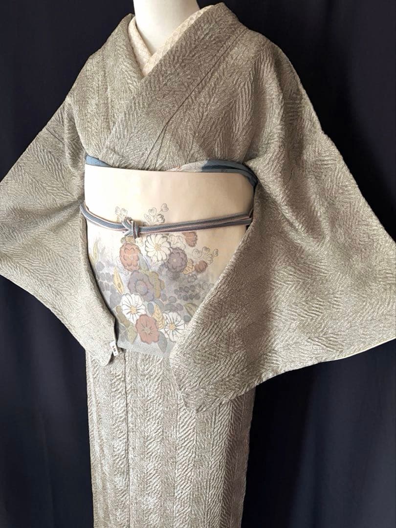 【小紋】藤娘きぬたや　杢目絞り　極上たたき柄生地　薄い抹茶色　しつけ付き