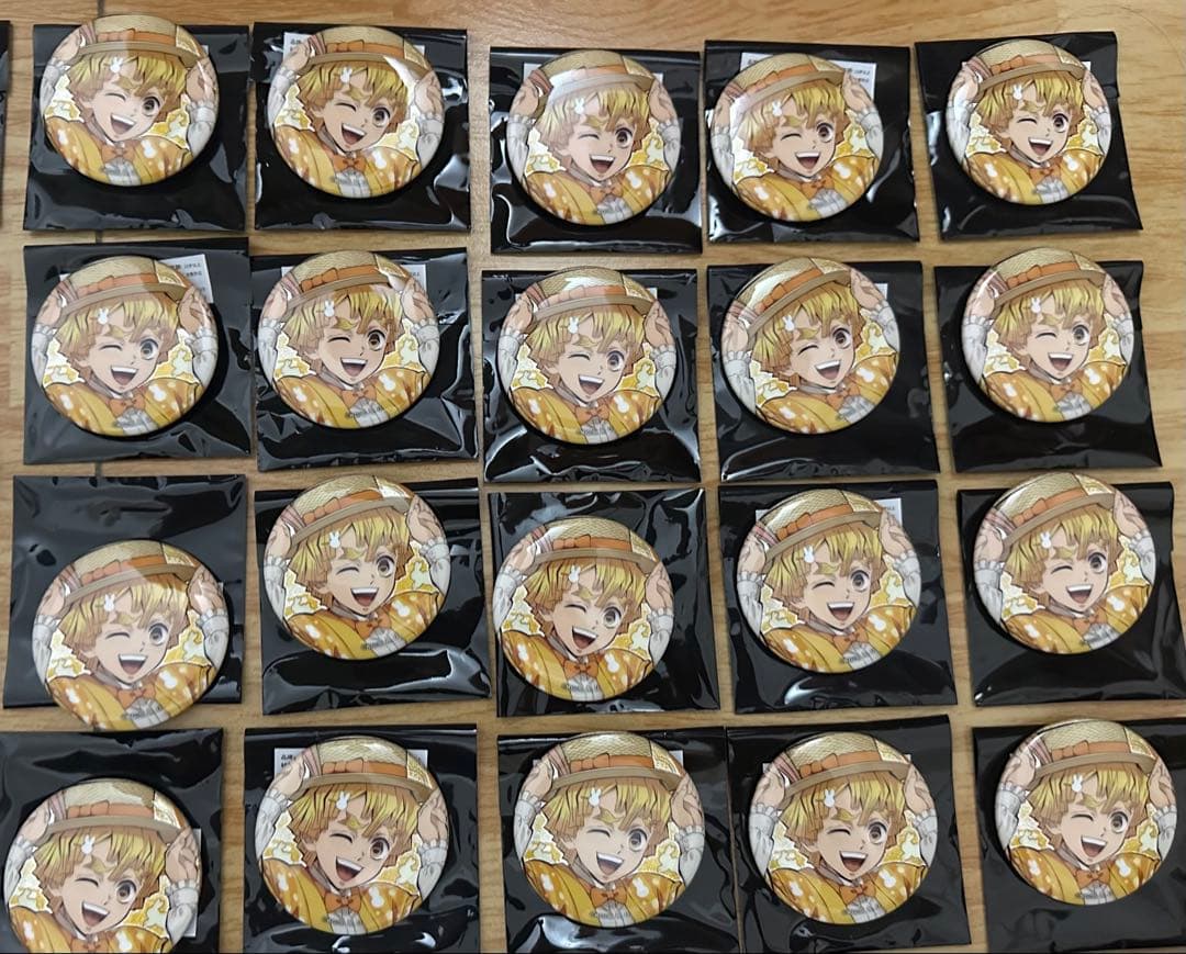 「零夢」鬼滅の刃　卯年 AGF 我妻善逸　グリッター缶バッジ　兎年20個