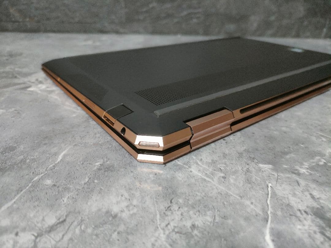 美品 HP SPECTRE COREI7 メモリ16 SSD256 新品バッテリ