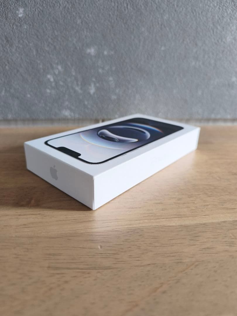 Apple iPhone 16e　ホワイト　128GB