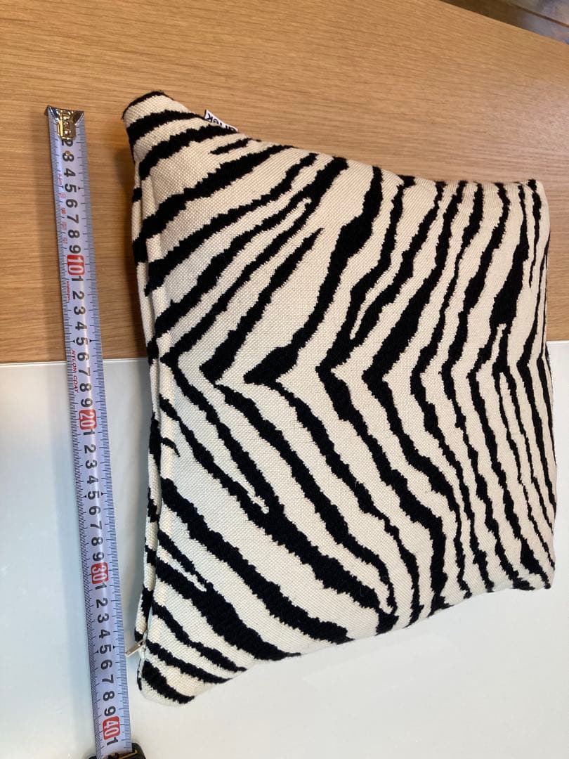 アルテックゼブラ柄 クッションカバー右側白 1個（中身無しカバーのみ）