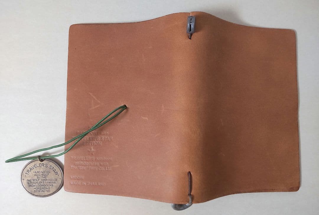 トラベラーズノート パスポートサイズ5周年 スターエディション（チャーム２個付）