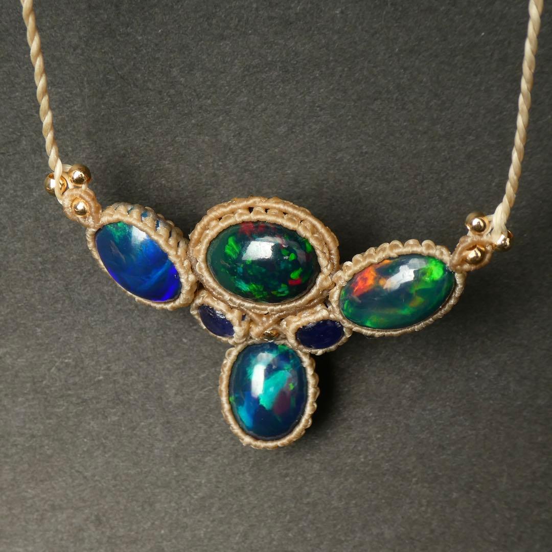 宝石質ブラックオパールとサファイアのマクラメネックレス