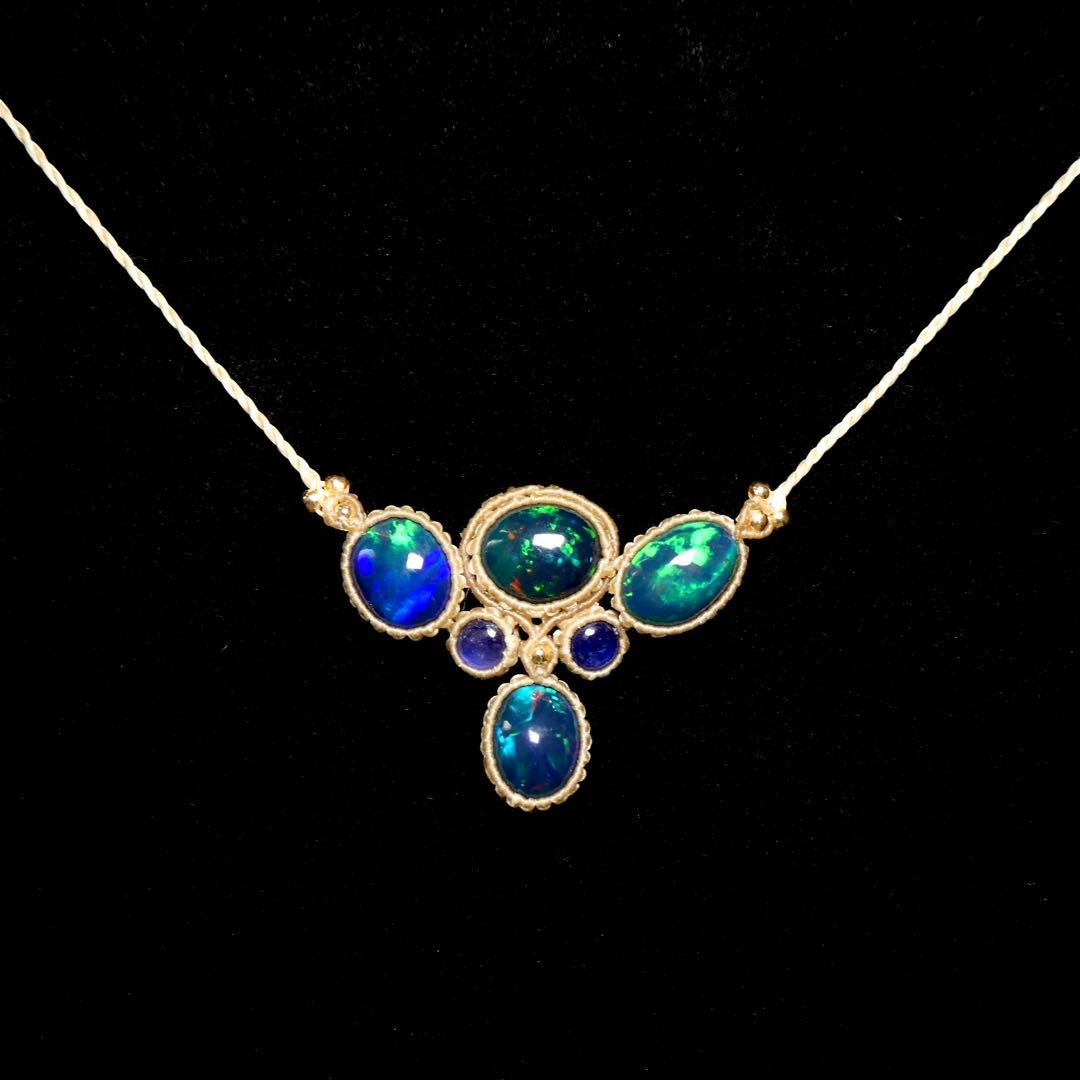 宝石質ブラックオパールとサファイアのマクラメネックレス