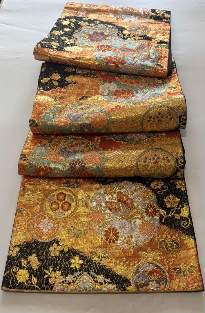 裄６９．５ｃｍ　豪華　４点セット　黒地に金駒刺繍 も豪華な振袖